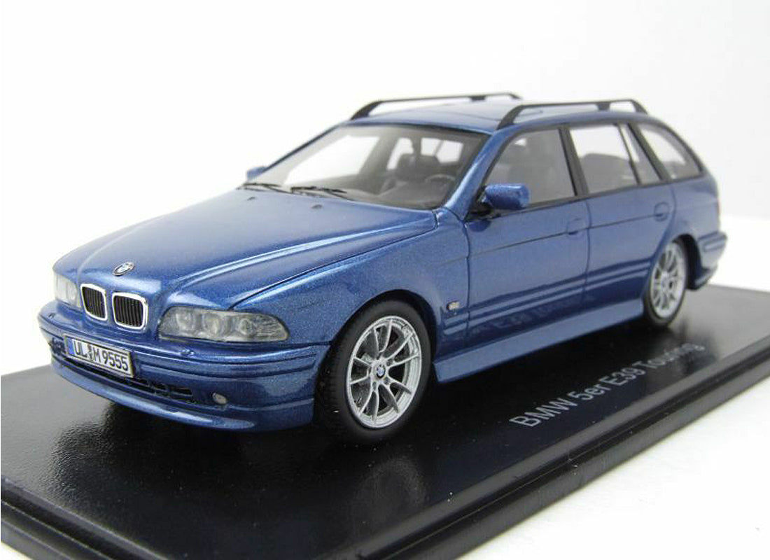 BMW 520 Touring E39 (2002) in Metallic Blue