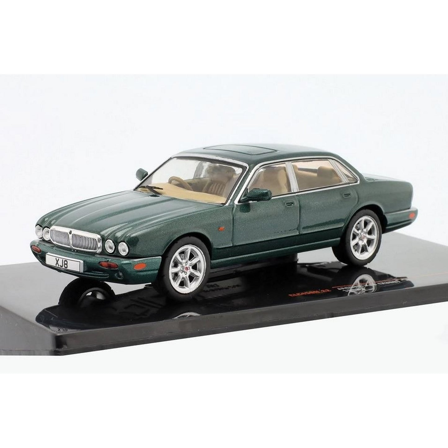 Jaguar XJ 8 (X308 1998) in Green