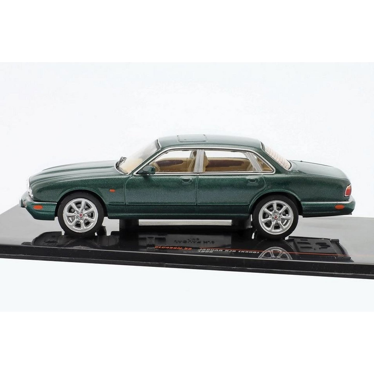 Jaguar XJ 8 (X308 1998) in Green