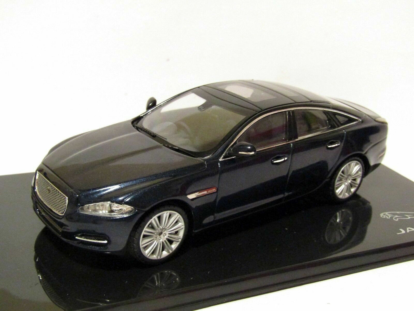 Jaguar XJ in Dark Sapphire