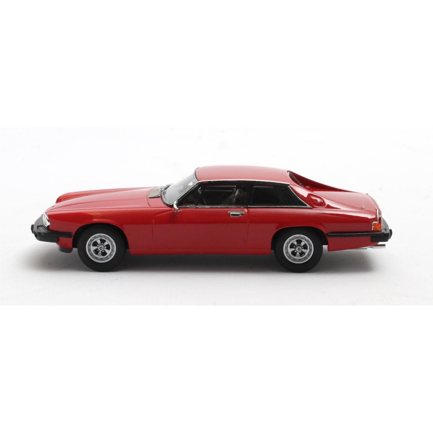 Jaguar XJ-S (1975) in Red
