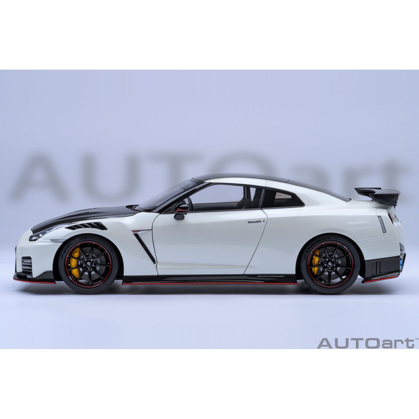 Nissan GT-R R35 Nismo Special Edition (2022) in White/Carbon