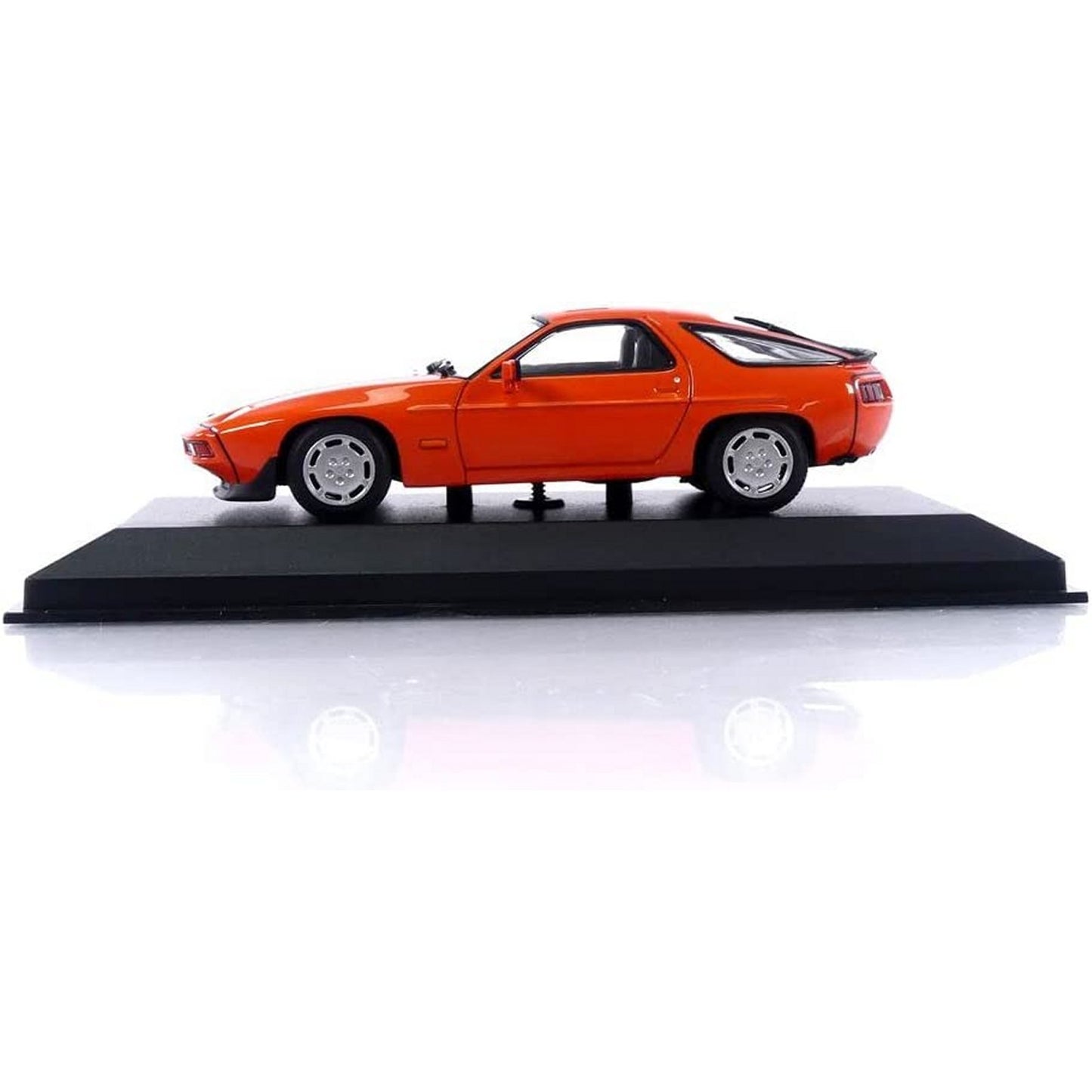 Porsche 928 (1979) in Orange