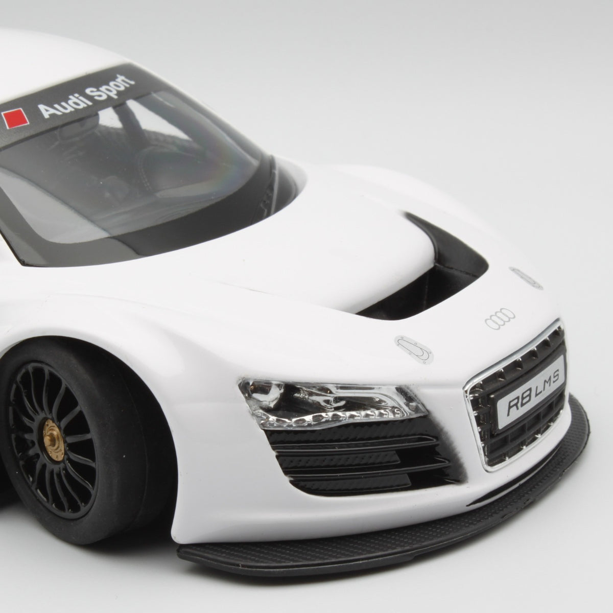 Audi R8 (LMS) in white