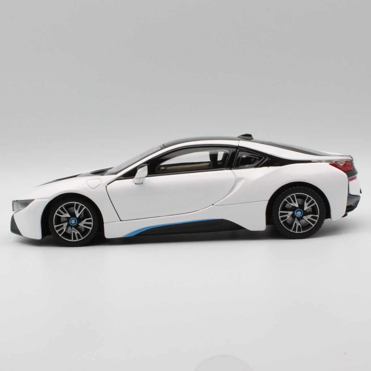 BMW i8 (2015) in white