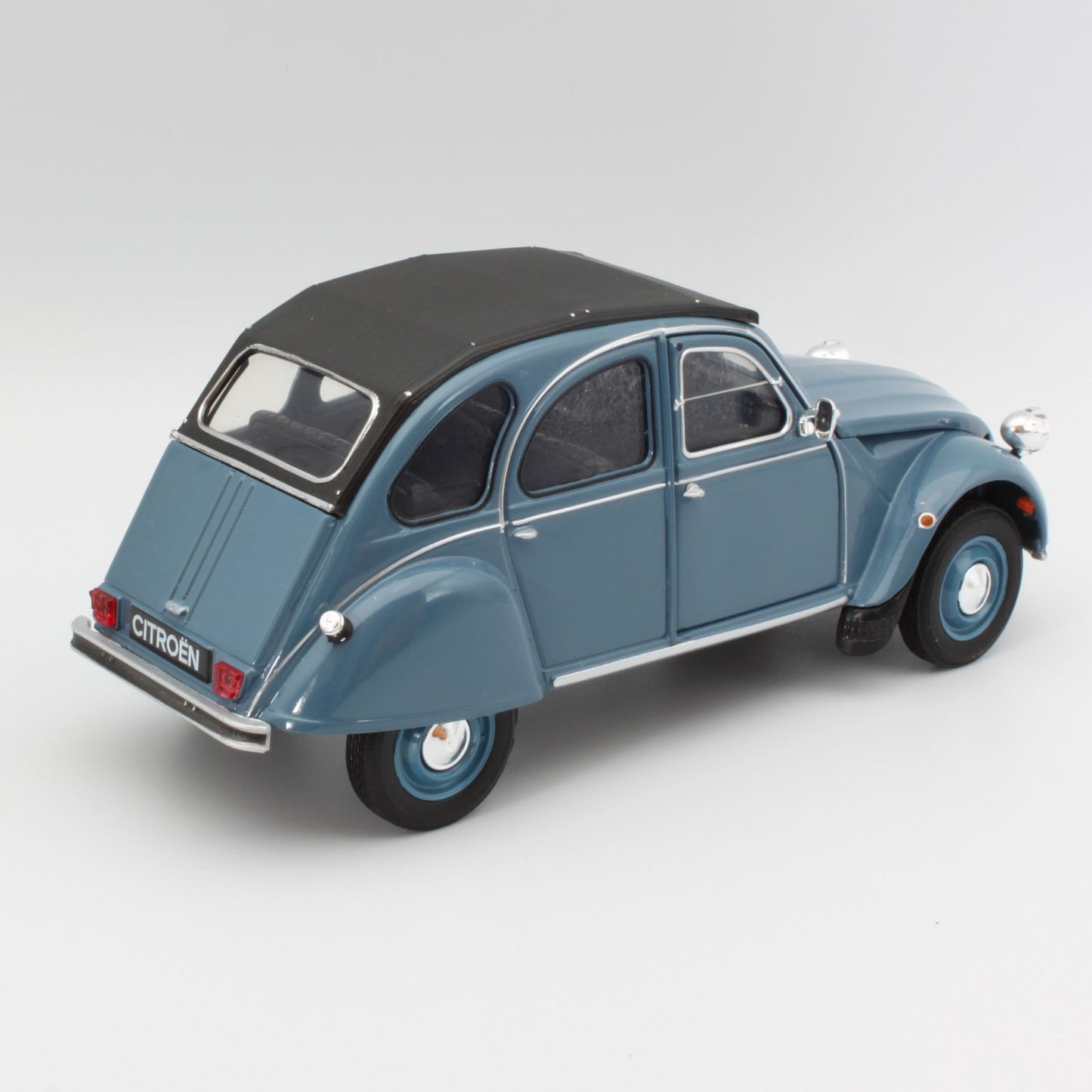 Citroen 2CV (1982) in blue