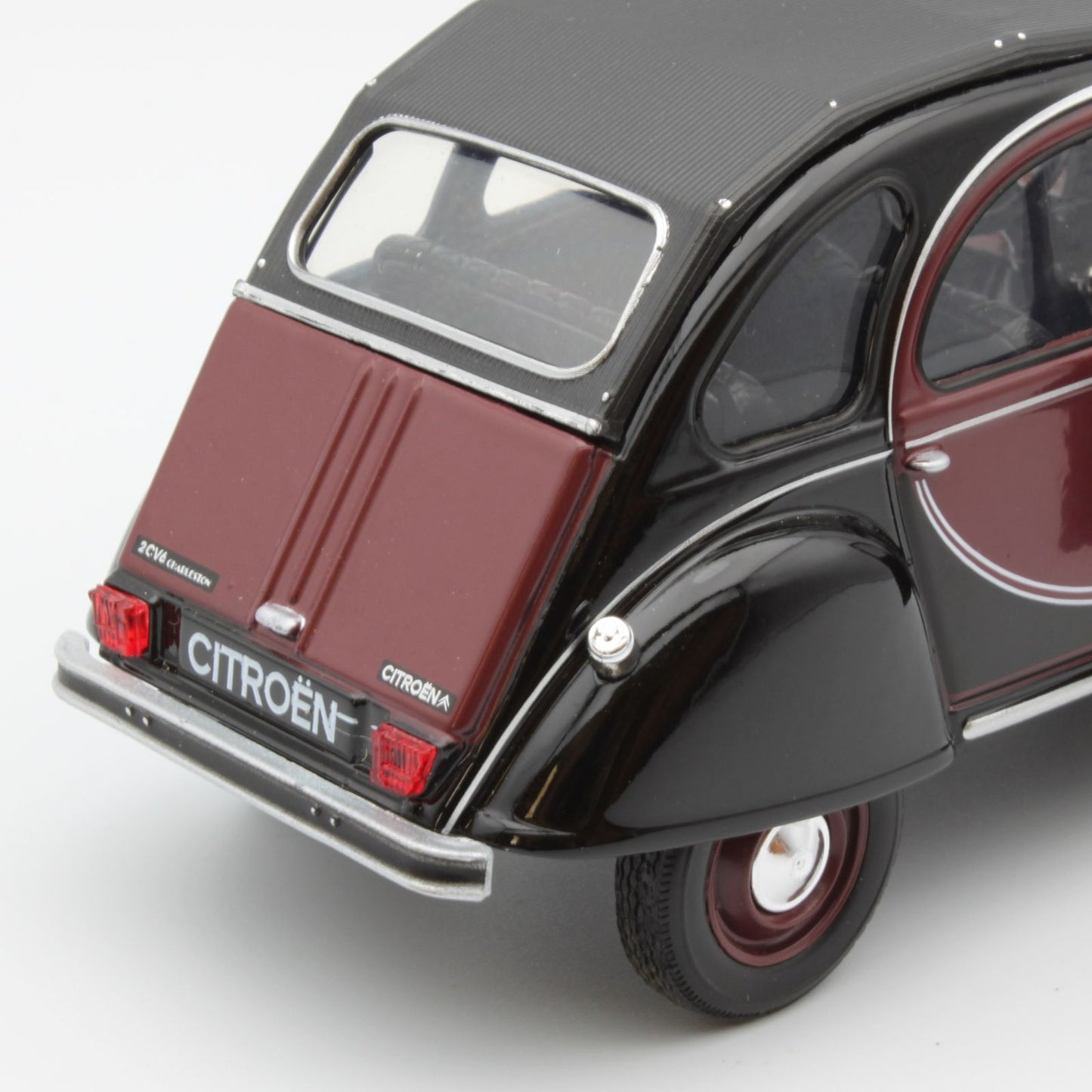 Citroen 2CV (Charleston 1982) in red and black