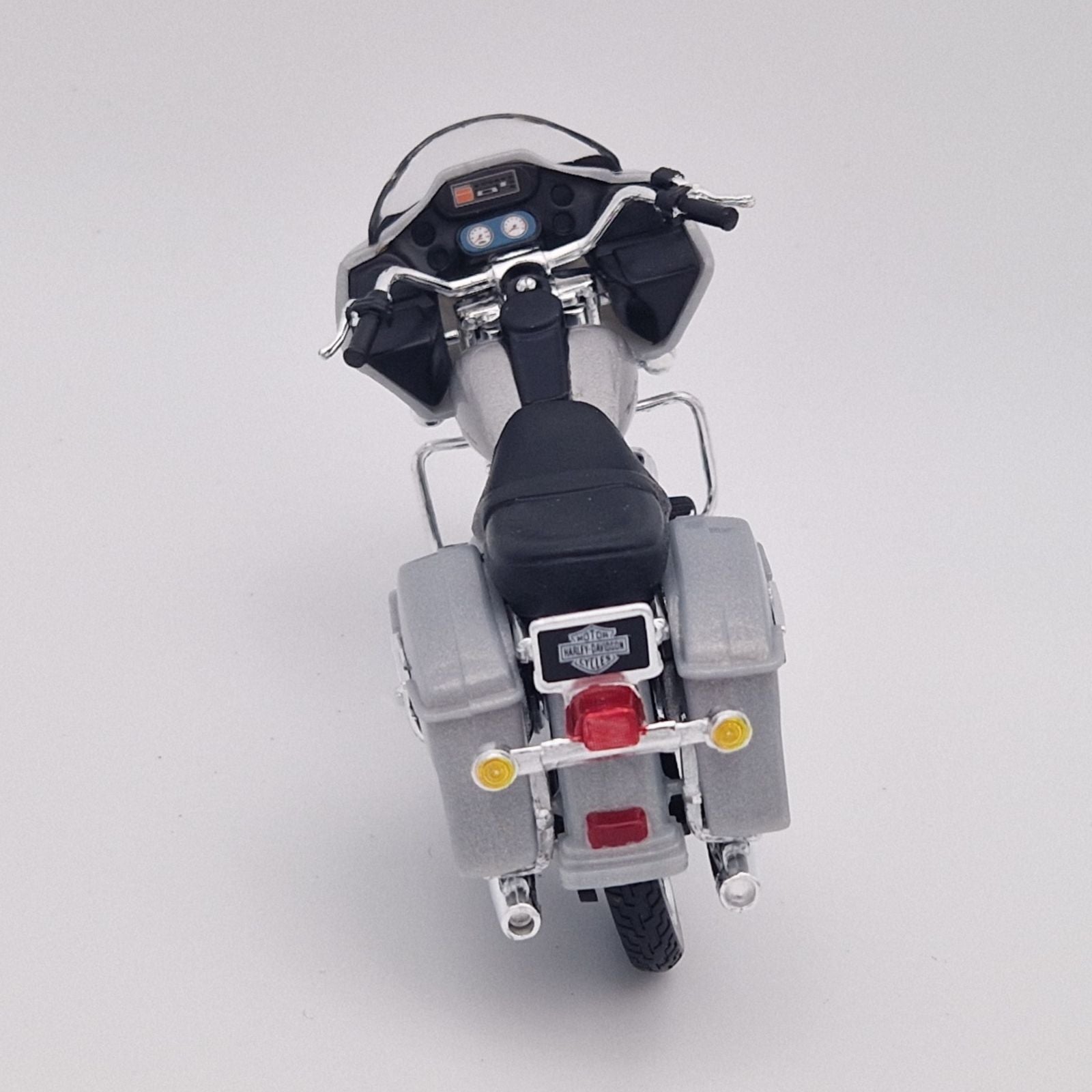Harley Davidson FLTR Road Glide (2002) in Silver | Maisto