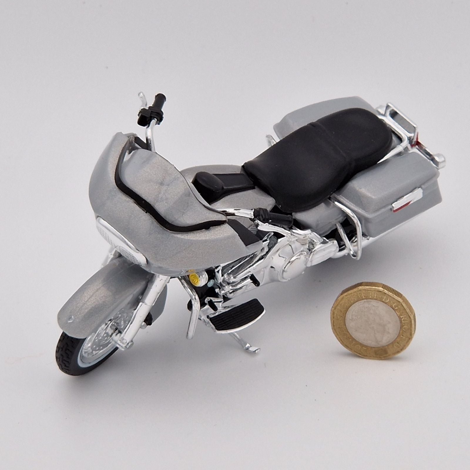 Harley Davidson FLTR Road Glide (2002) in Silver | Maisto