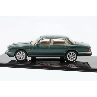 Jaguar XJ 8 (X308 1998) in Green