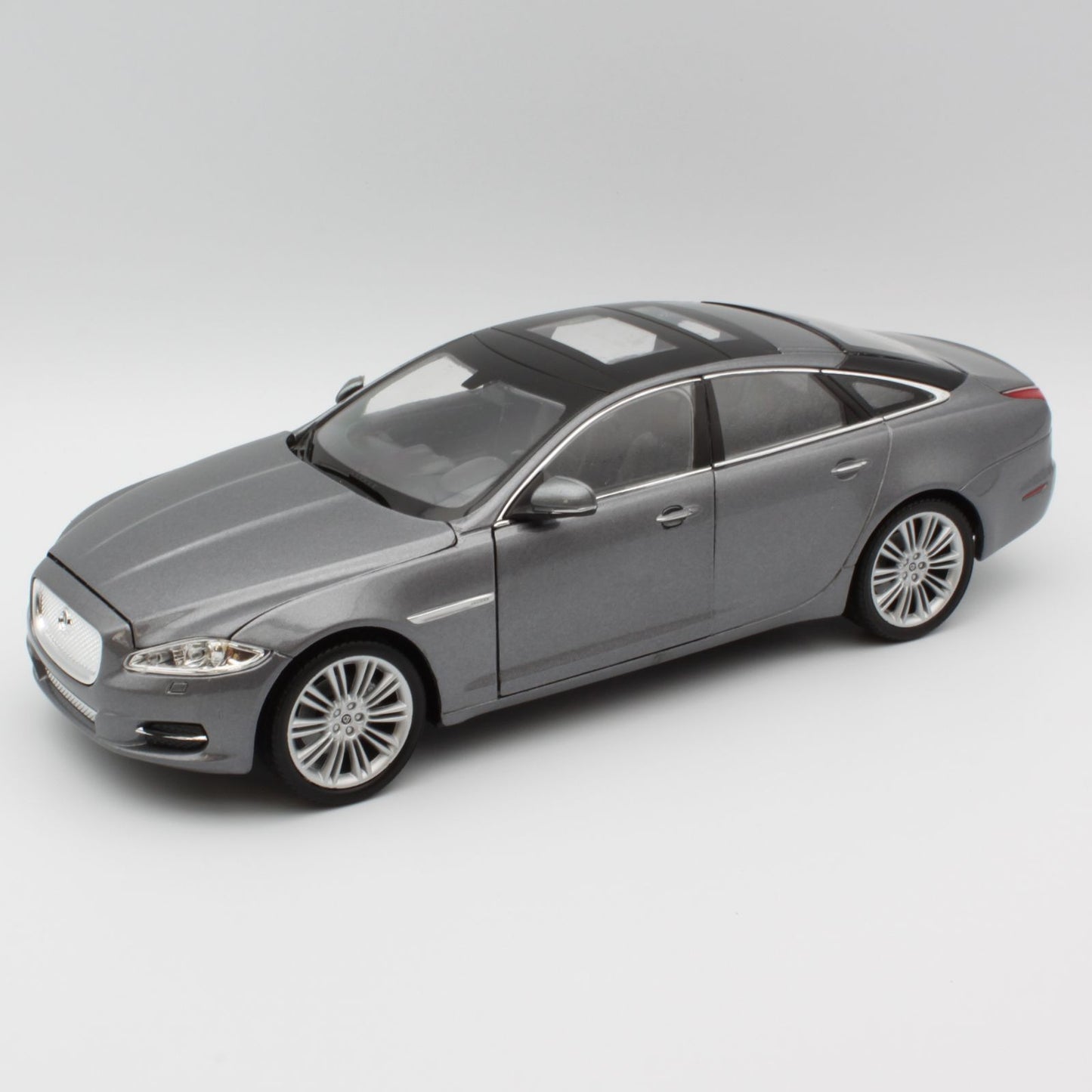 Jaguar XJ (2010) in metallic grey
