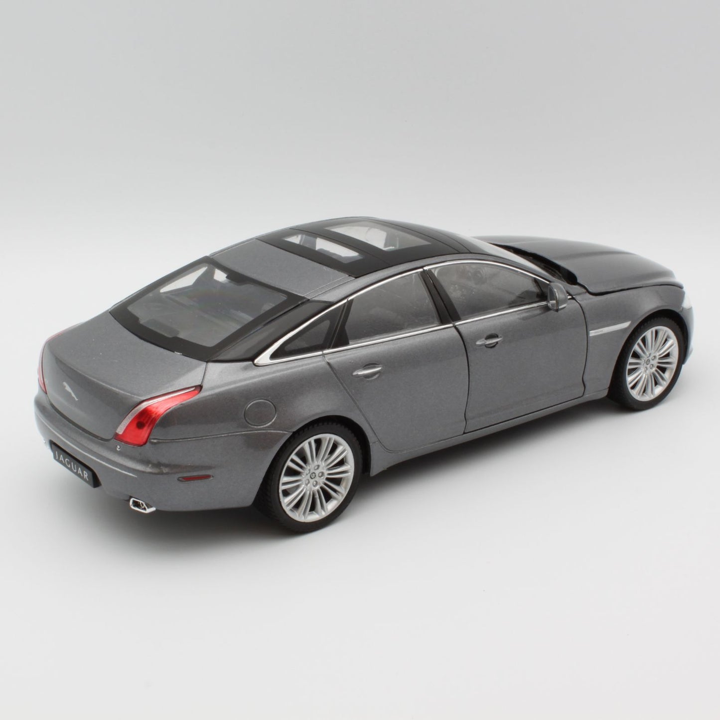 Jaguar XJ (2010) in metallic grey