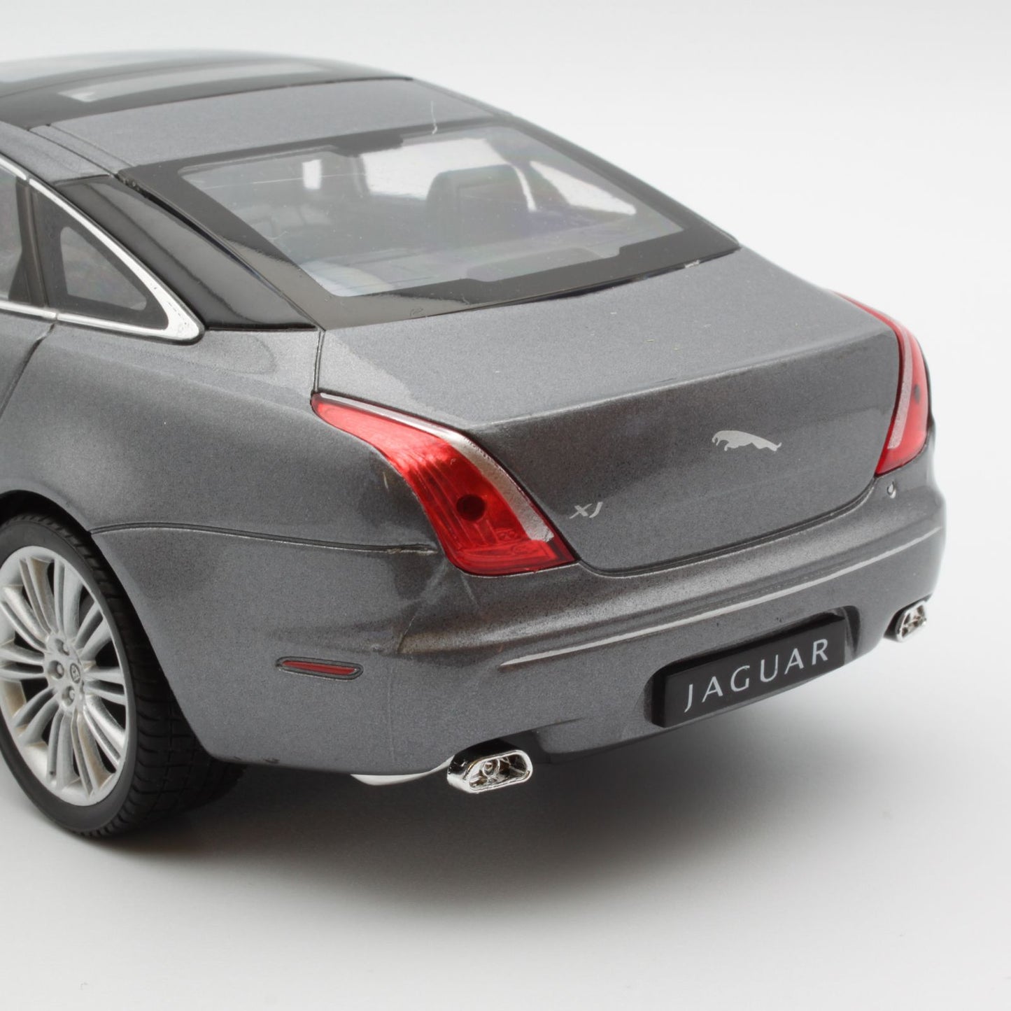 Jaguar XJ (2010) in metallic grey