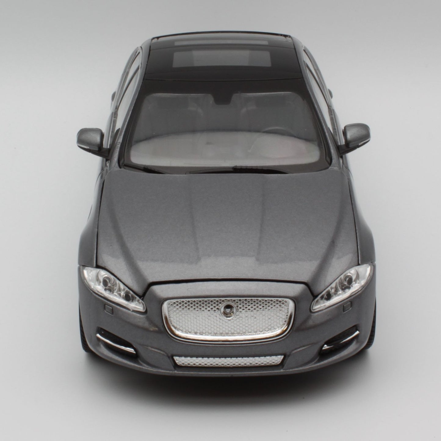 Jaguar XJ (2010) in metallic grey