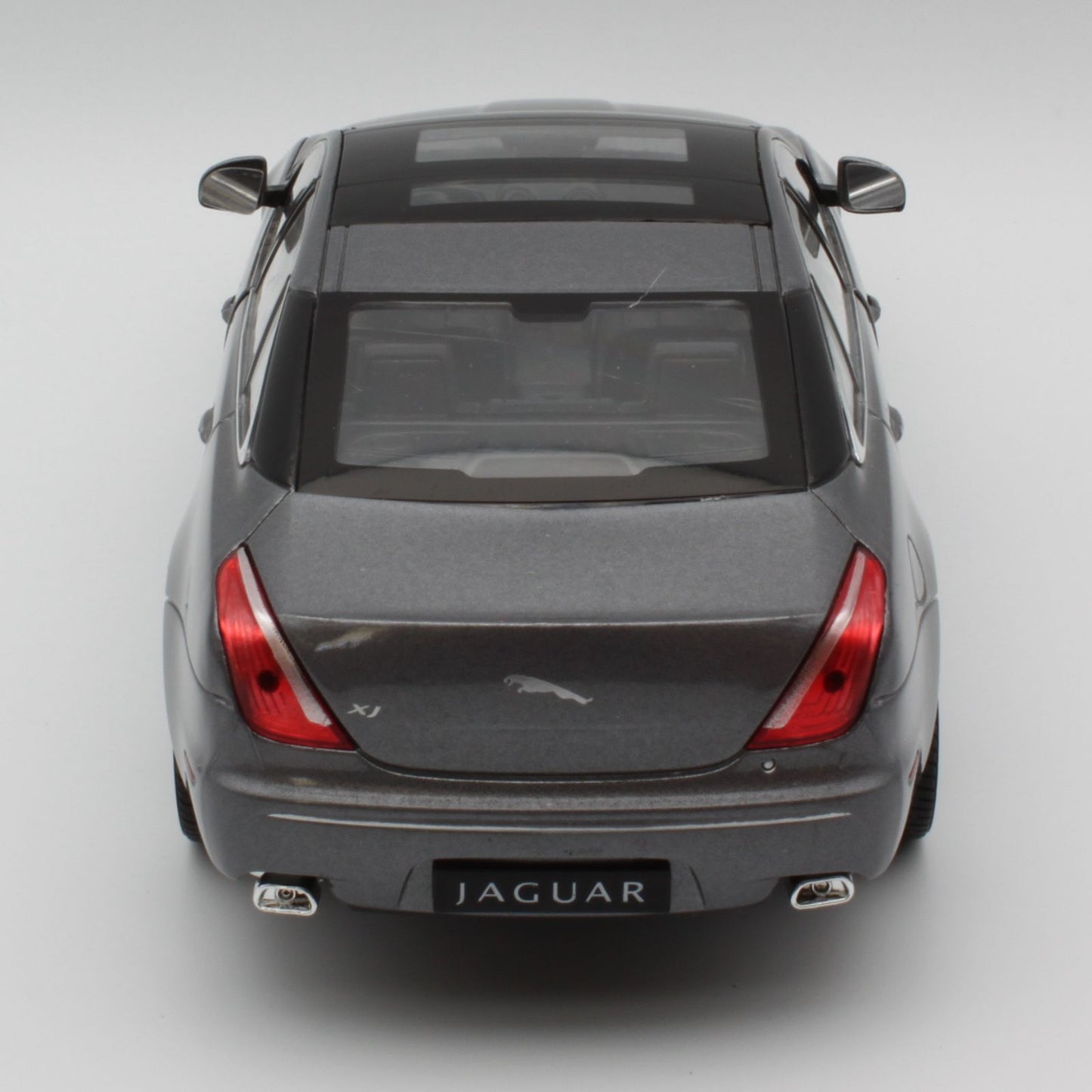 Jaguar XJ (2010) in metallic grey