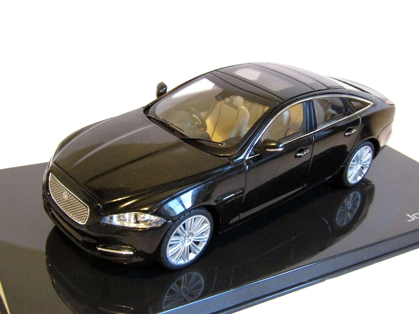 Jaguar XJ in Amethyst Black