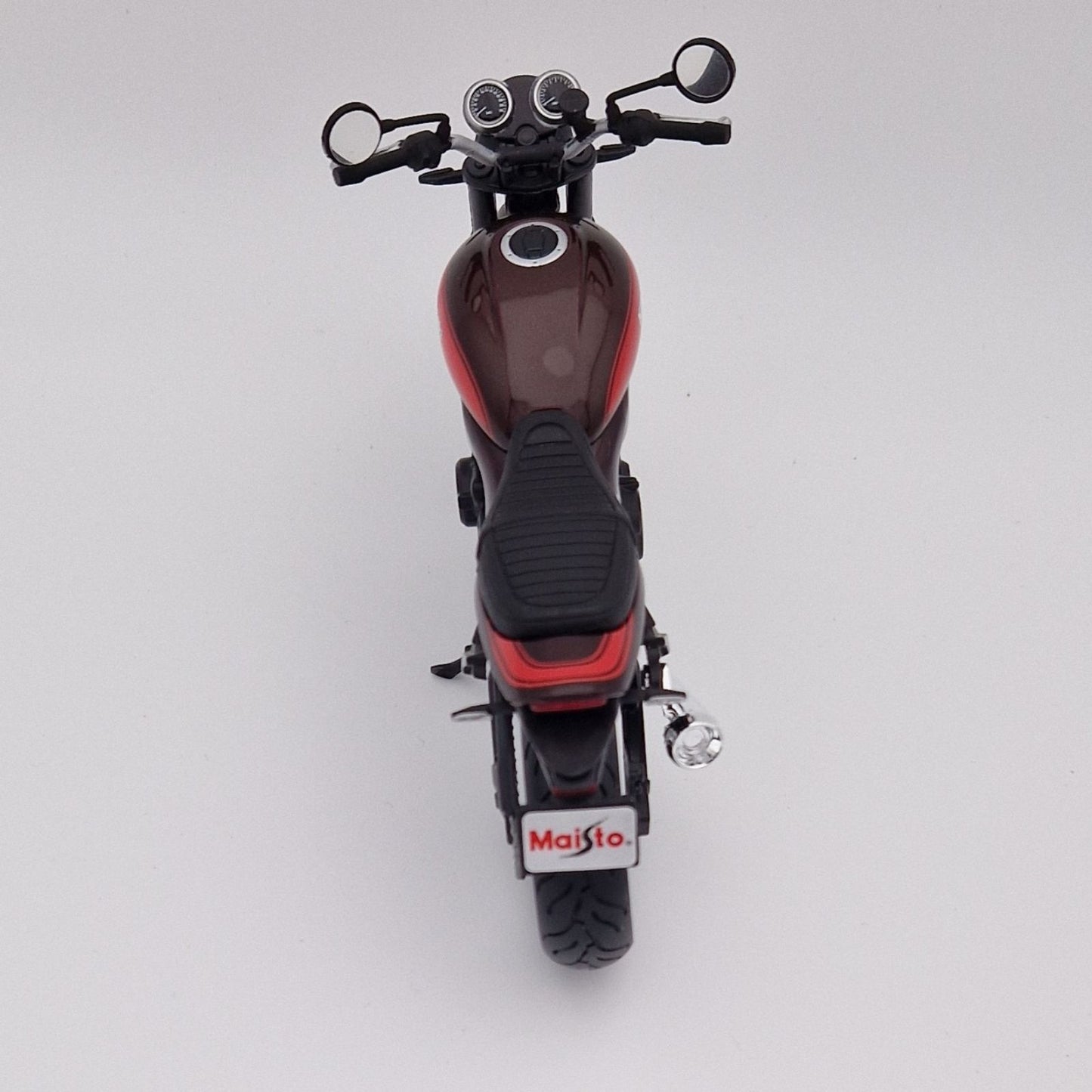 Kawasaki Z900RS in retro Burgundy/Orange