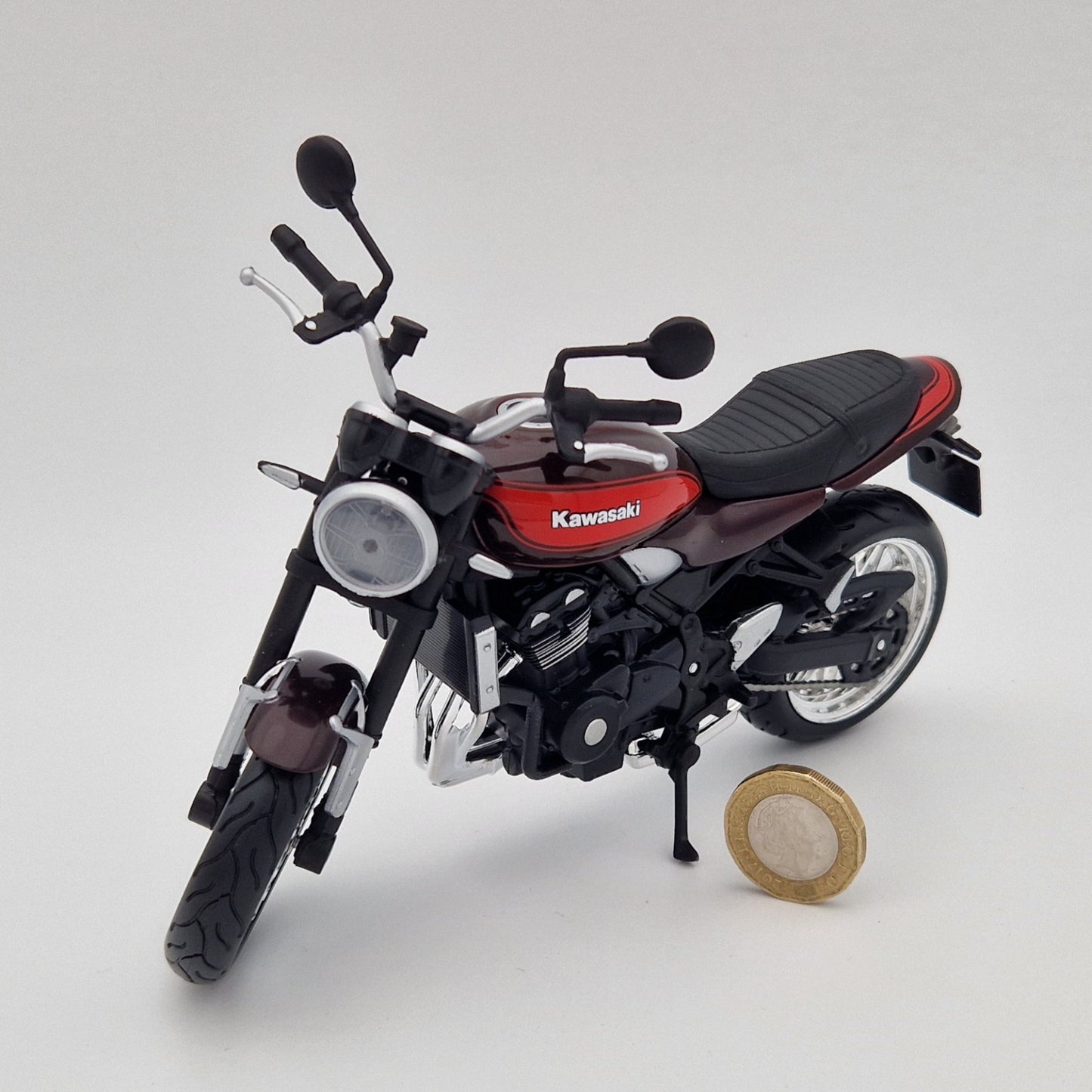 Kawasaki Z900RS in retro Burgundy/Orange