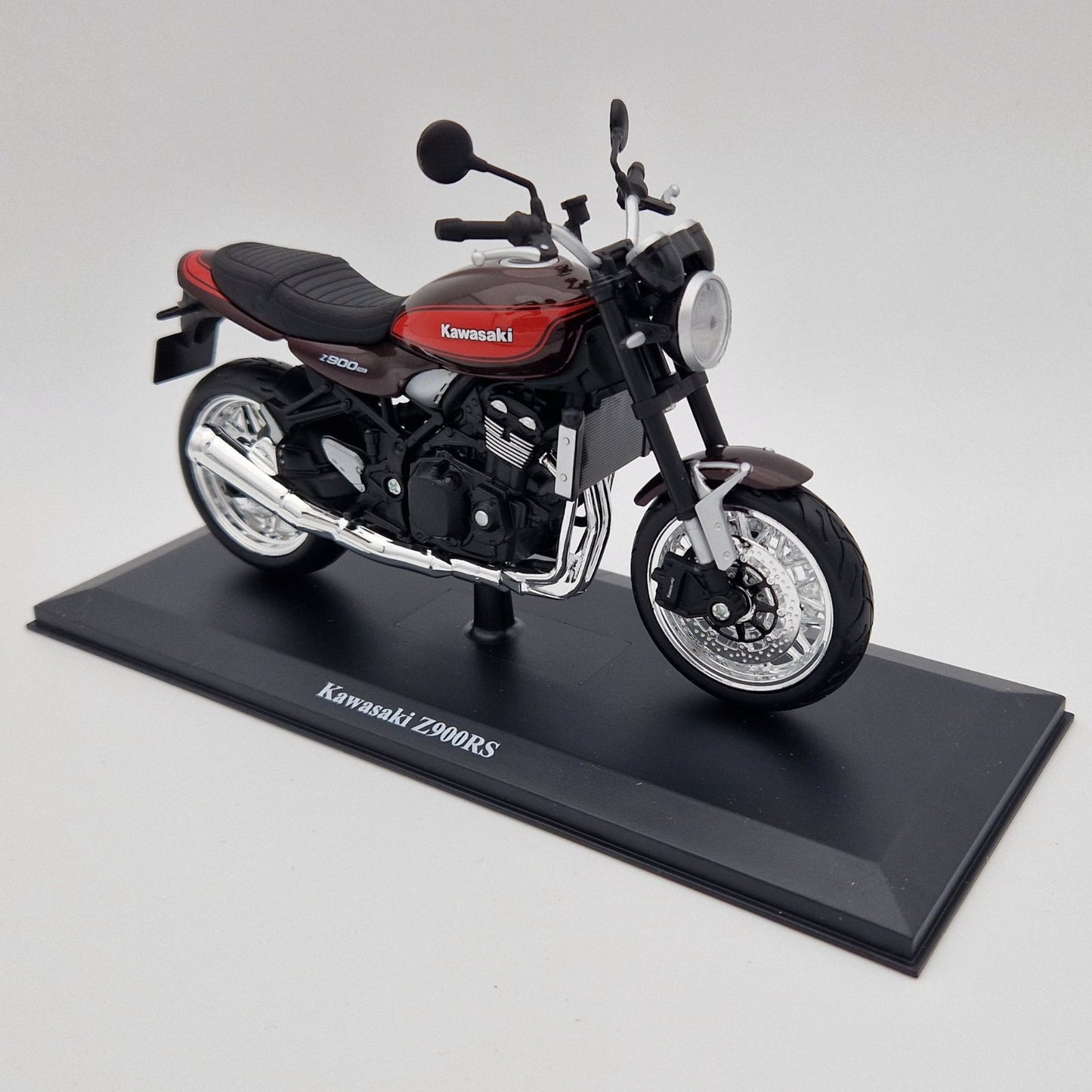 Kawasaki Z900RS in retro Burgundy/Orange