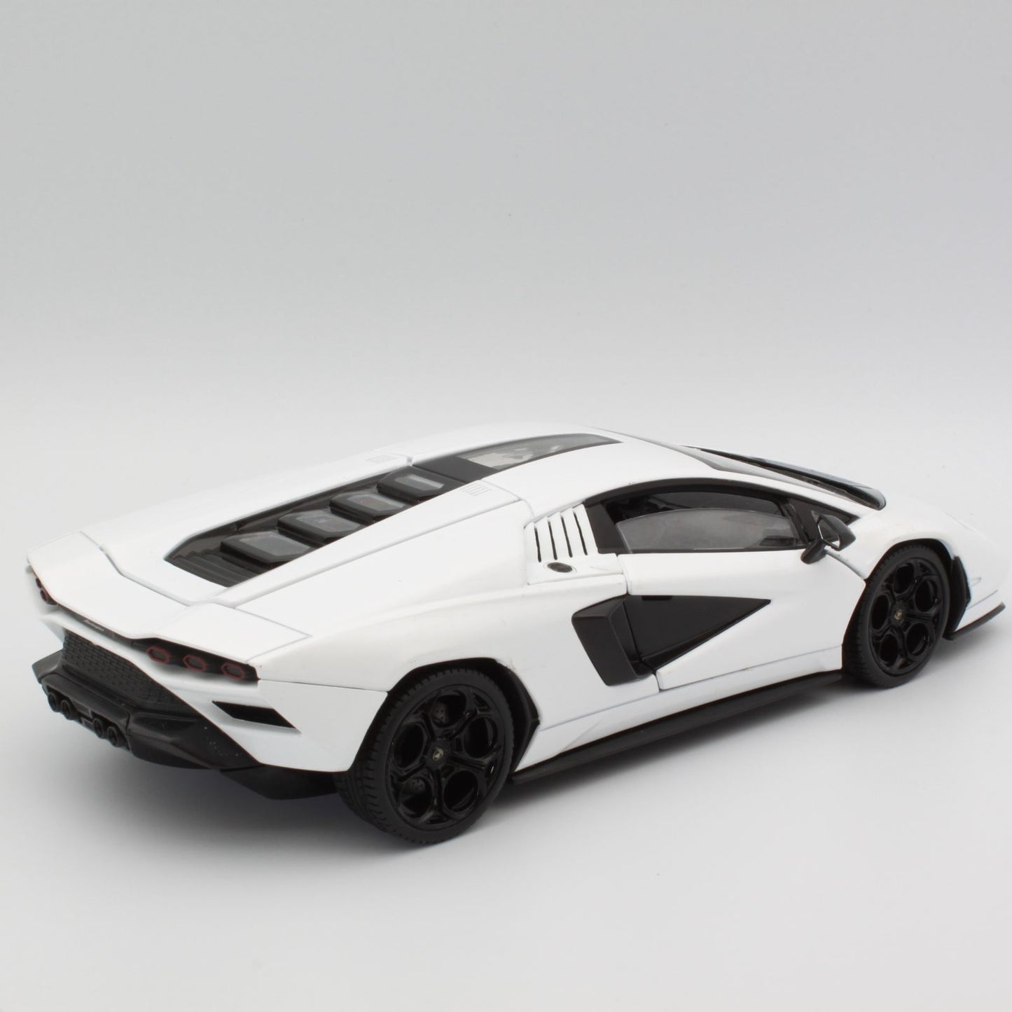 Lamborghini Countach (LPI 800-4) in ice white