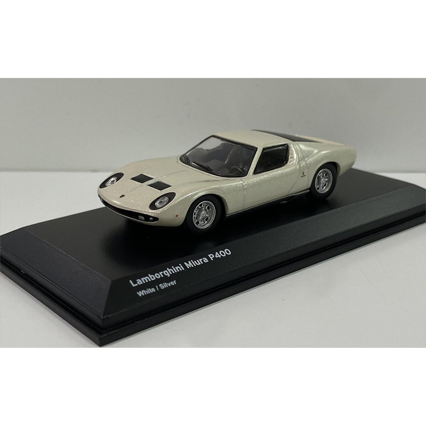 Lamborghini Miura P400 in White/Silver