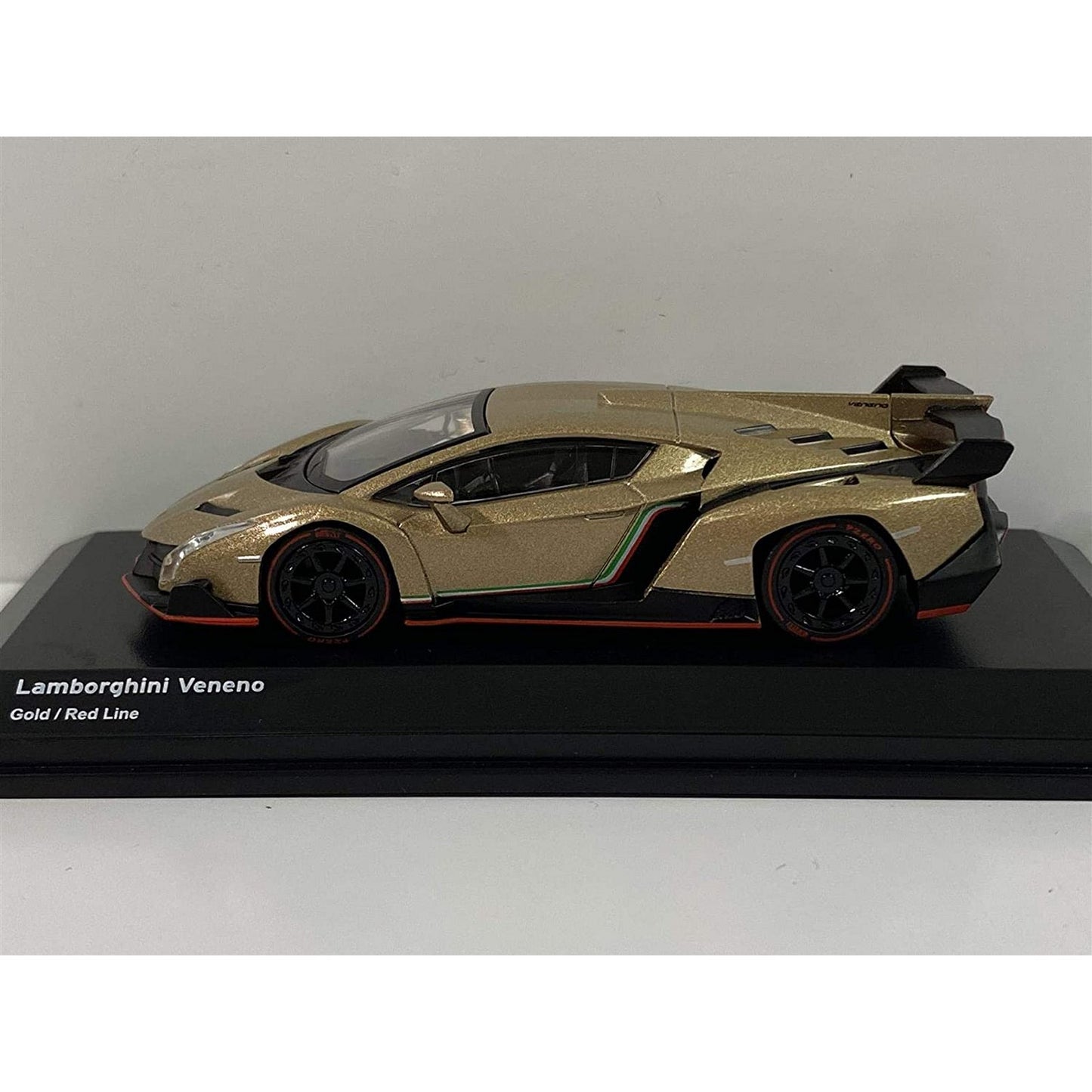 Lamborghini Veneno in Gold