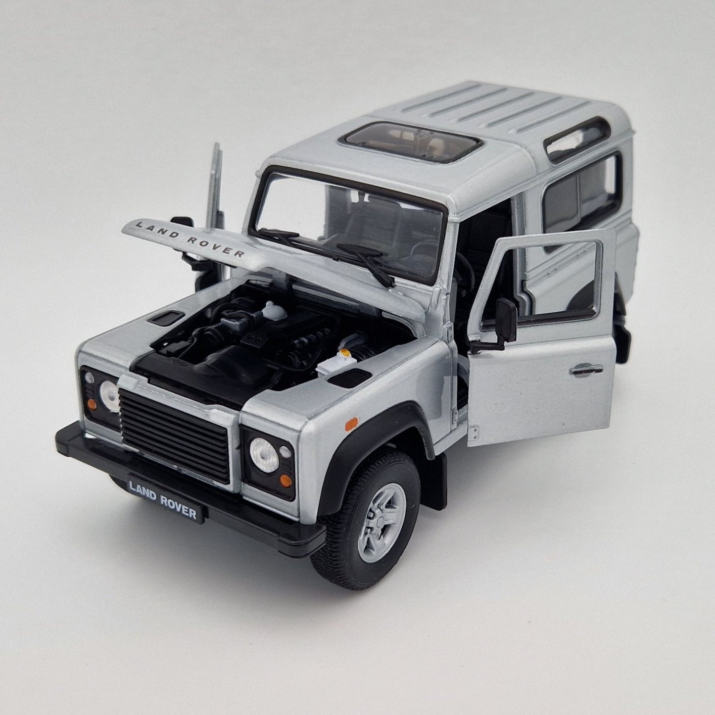 Land Rover Defender 90 in Silver