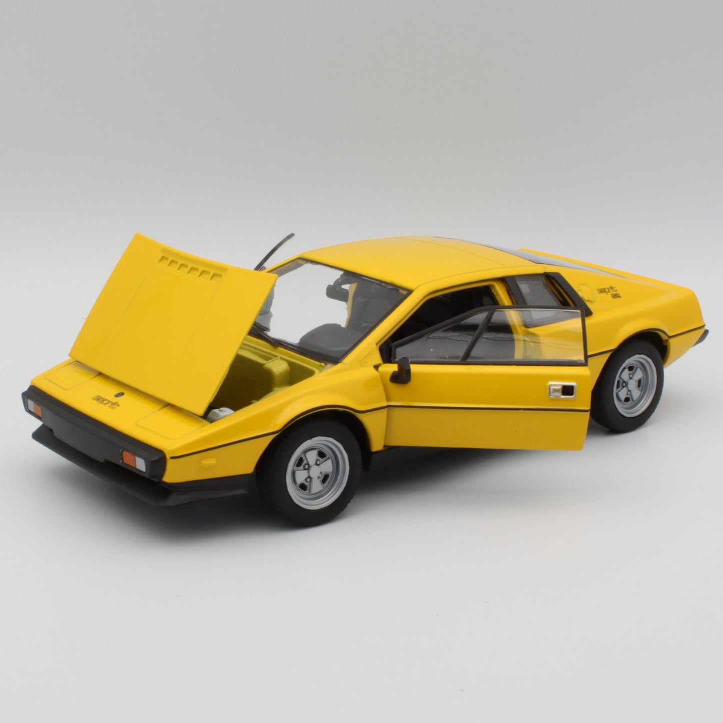 Lotus Esprit (Type 79) in yellow