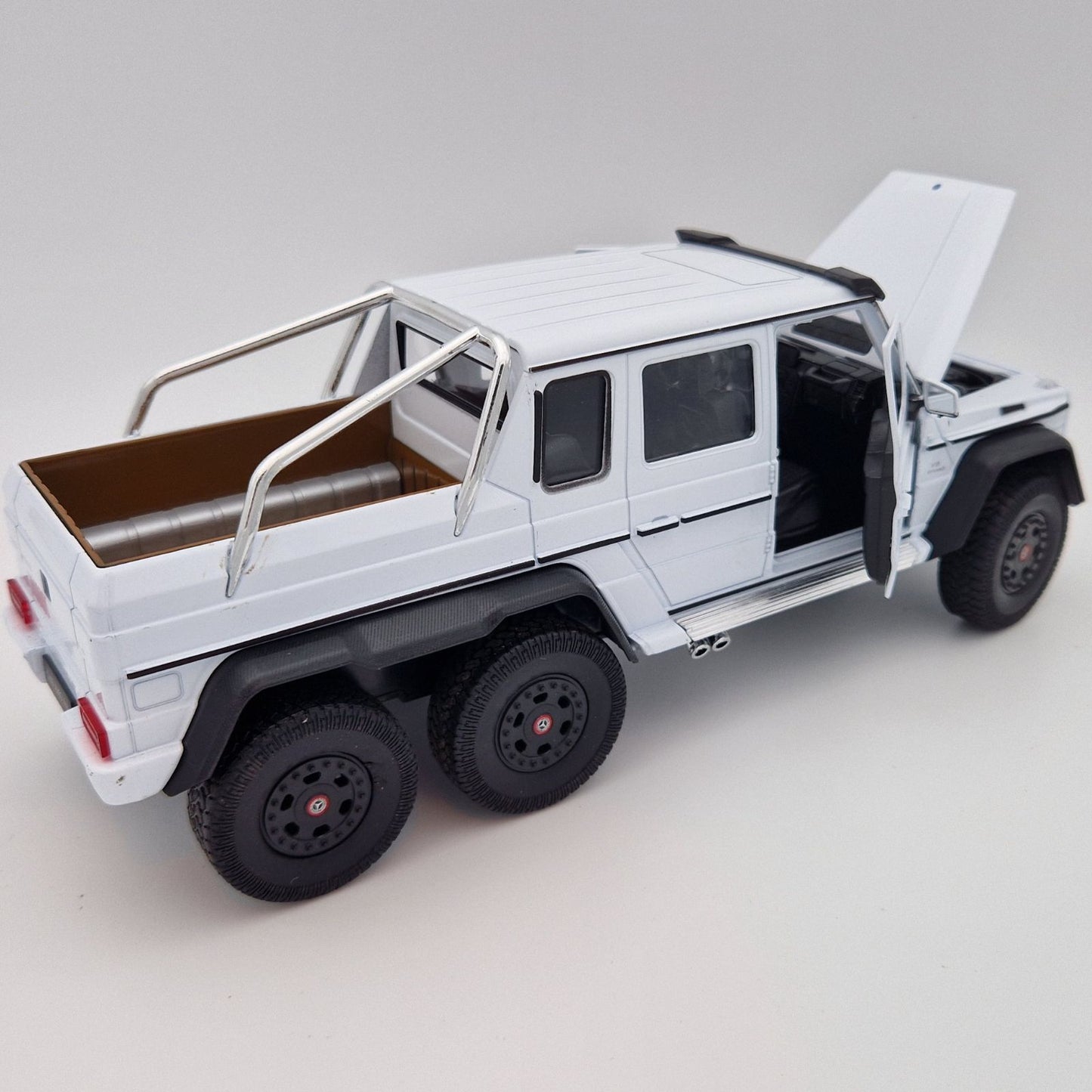 Mercedes Benz G63 AMG 6x6 in White