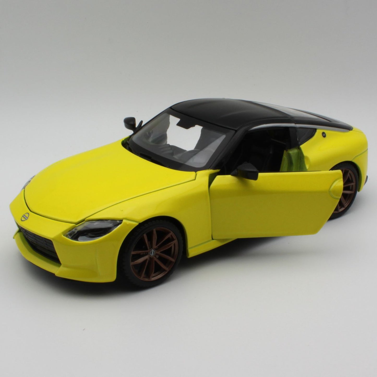 Nissan 400 Z (2023) in Yellow