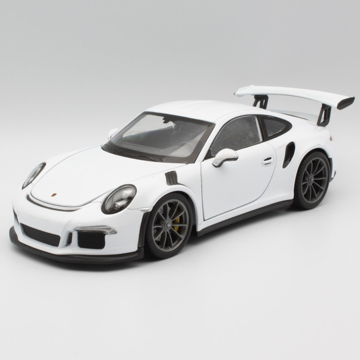 Porsche 911 GT3 RS in white