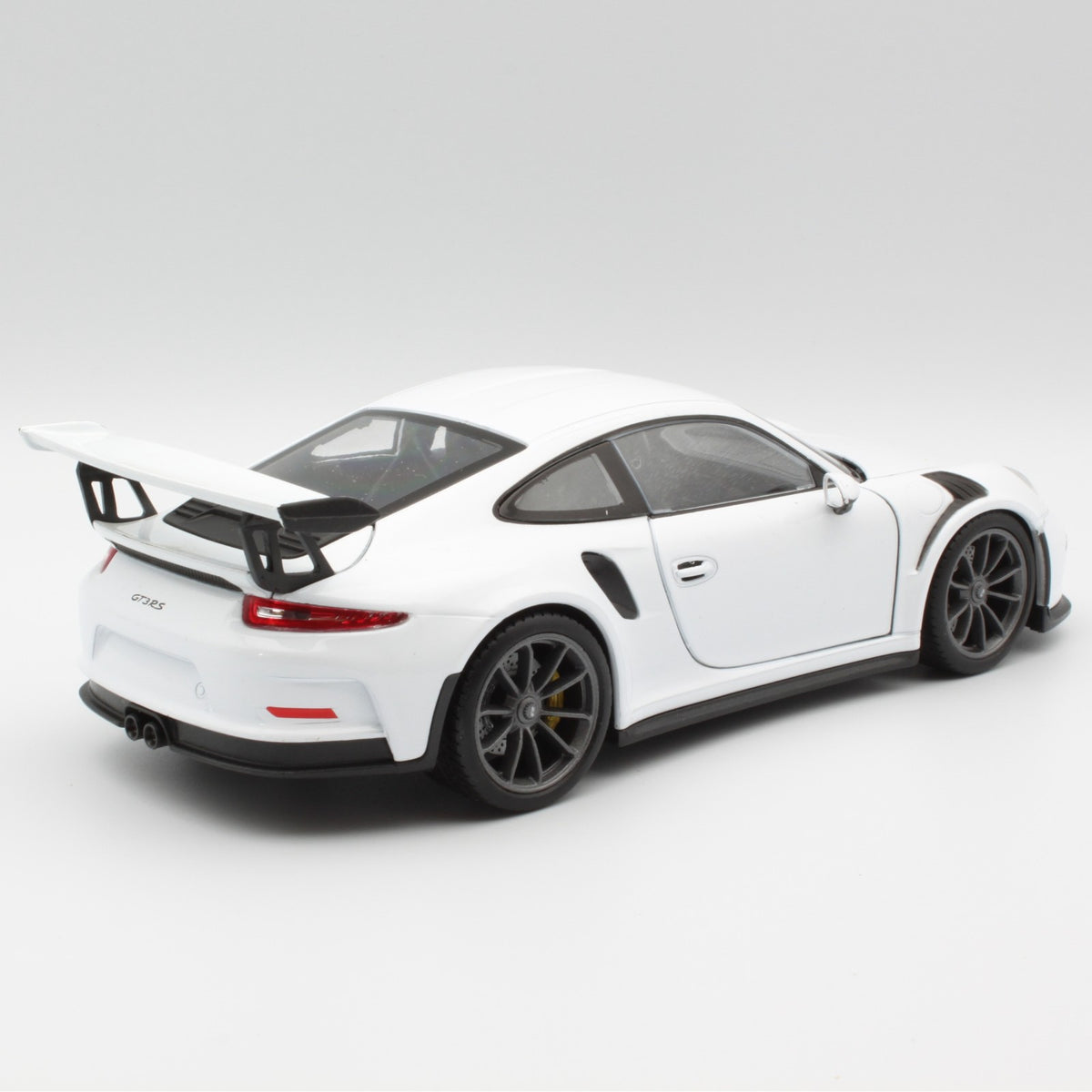Porsche 911 GT3 RS in white