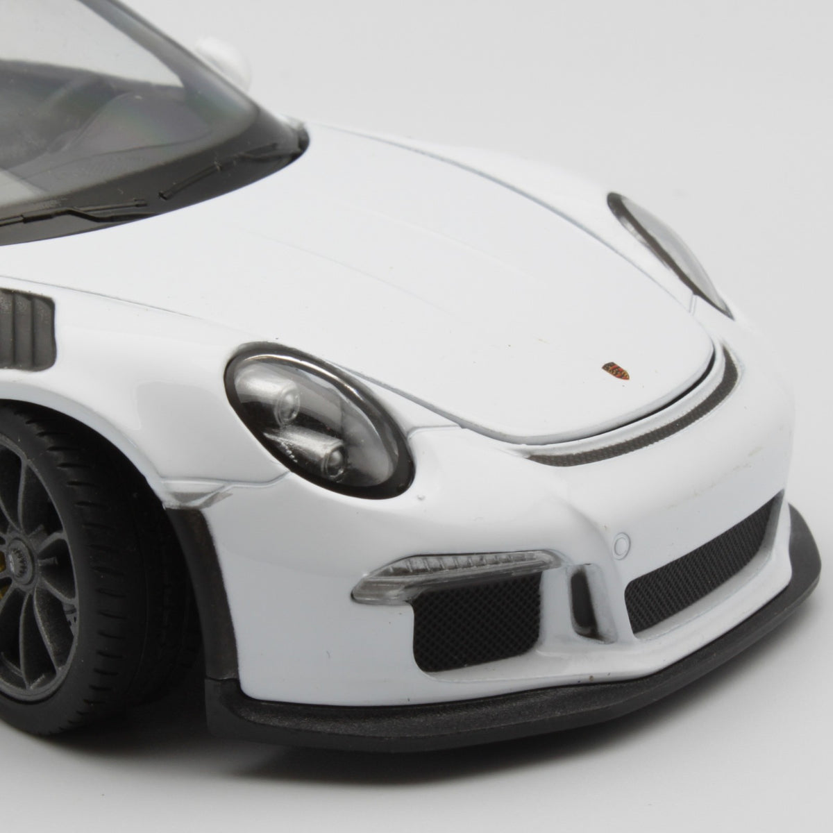 Porsche 911 GT3 RS in white