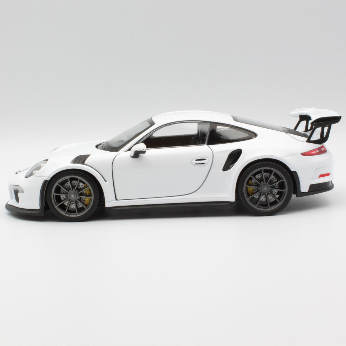 Porsche 911 GT3 RS in white