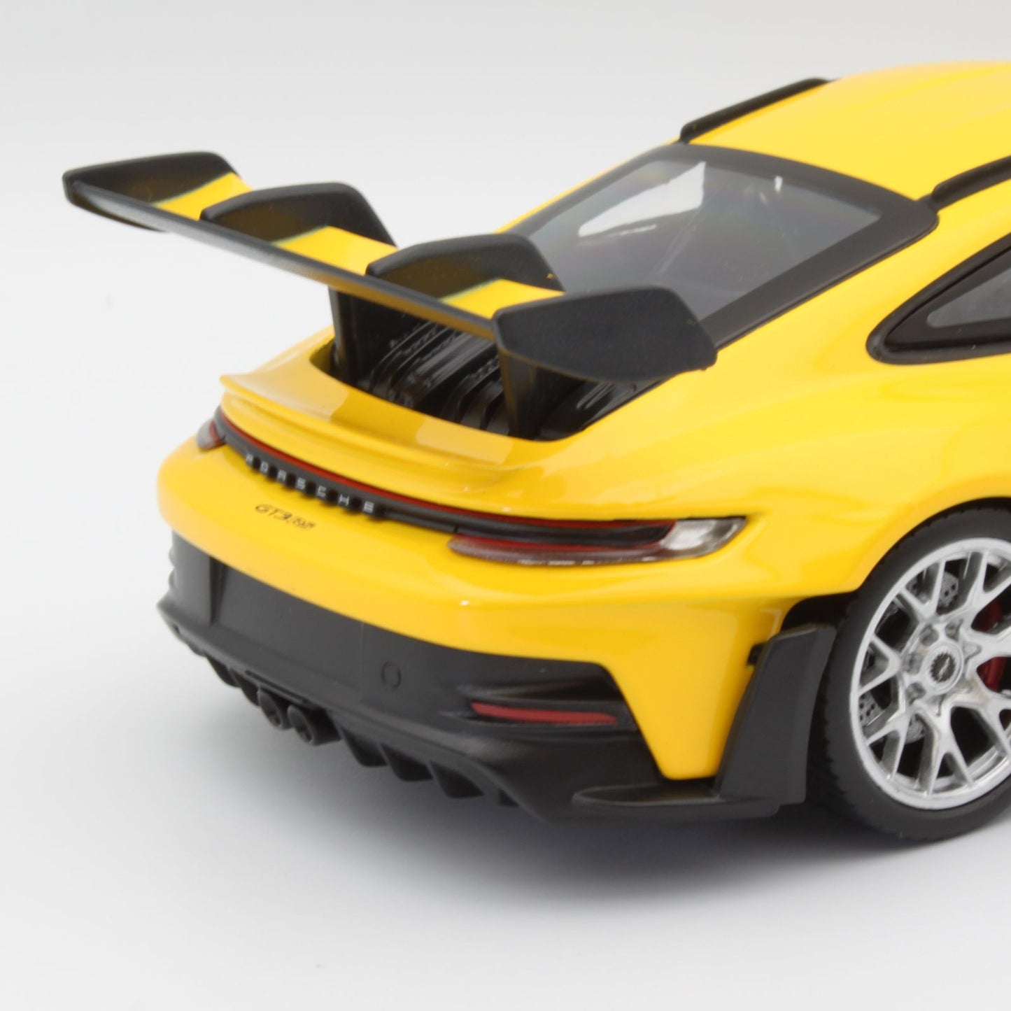 Porsche 911 GT3 RS (Type 992) in yellow
