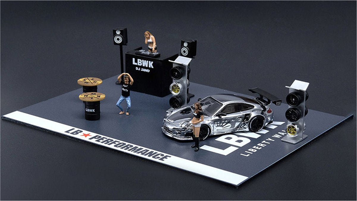 Porsche 997 LBWK (With Auto Salon Diorama and 3 Figures) in Chrome
