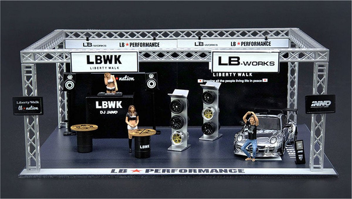 Porsche 997 LBWK (With Auto Salon Diorama and 3 Figures) in Chrome