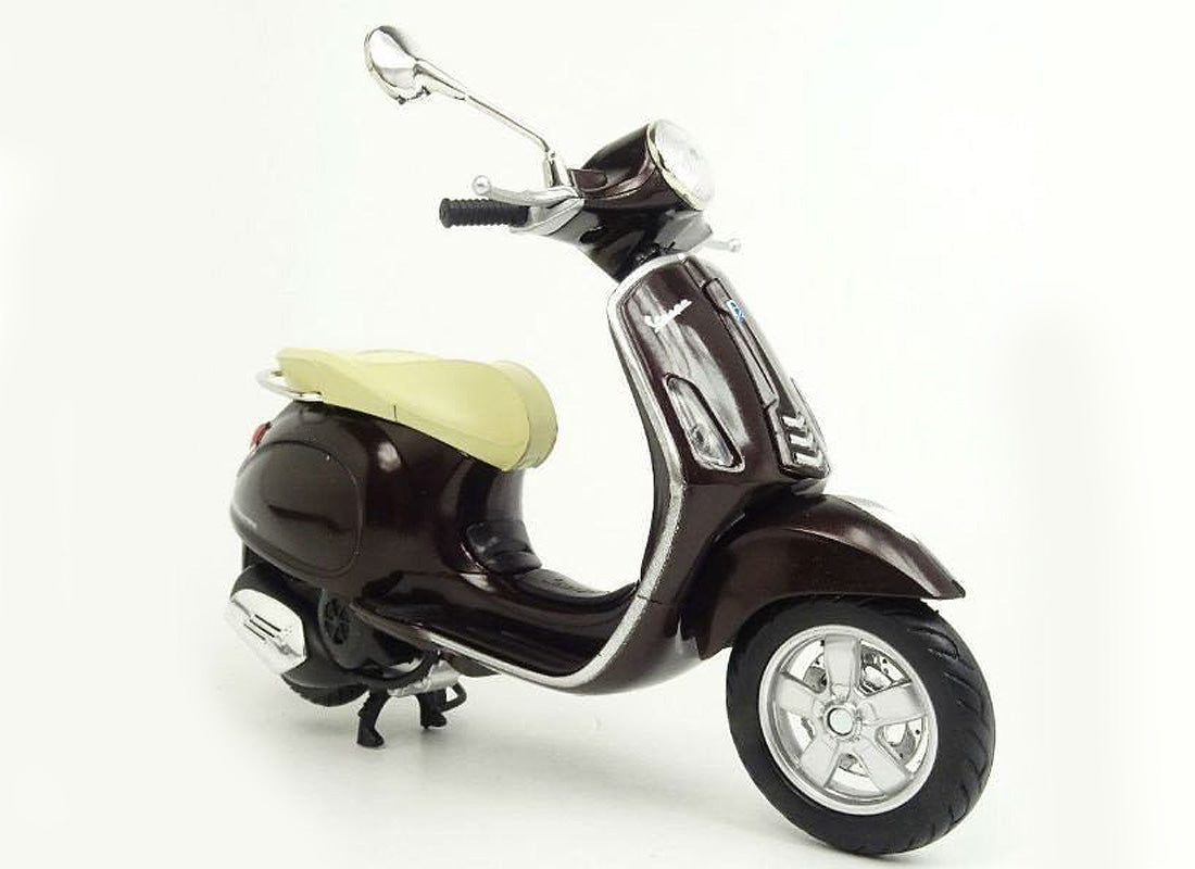 Vespa Primavera in Aubergine