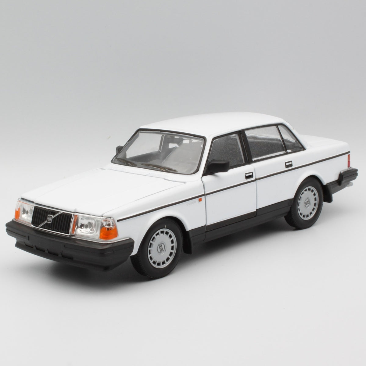 Volvo 240 GL in white