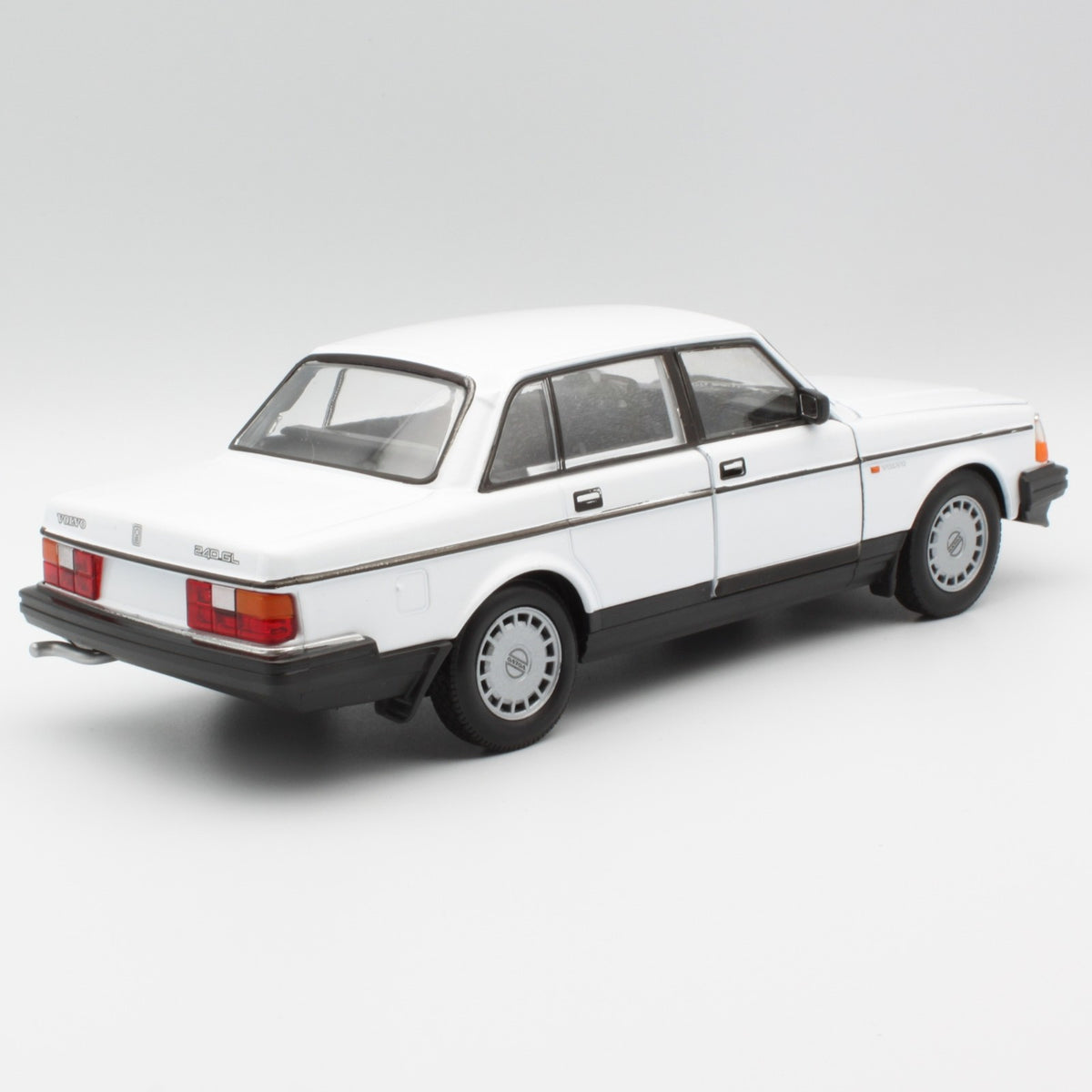 Volvo 240 GL in white