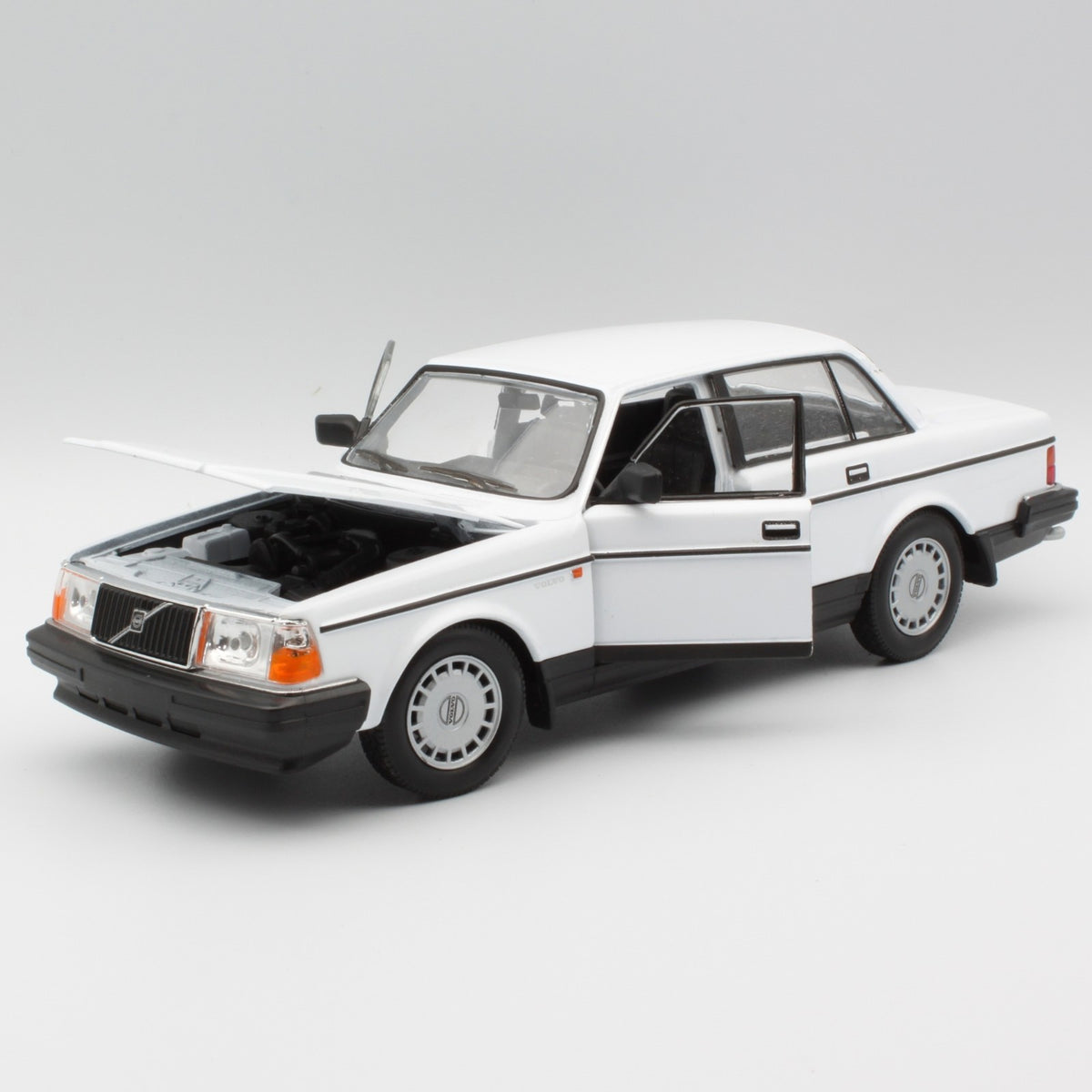 Volvo 240 GL in white
