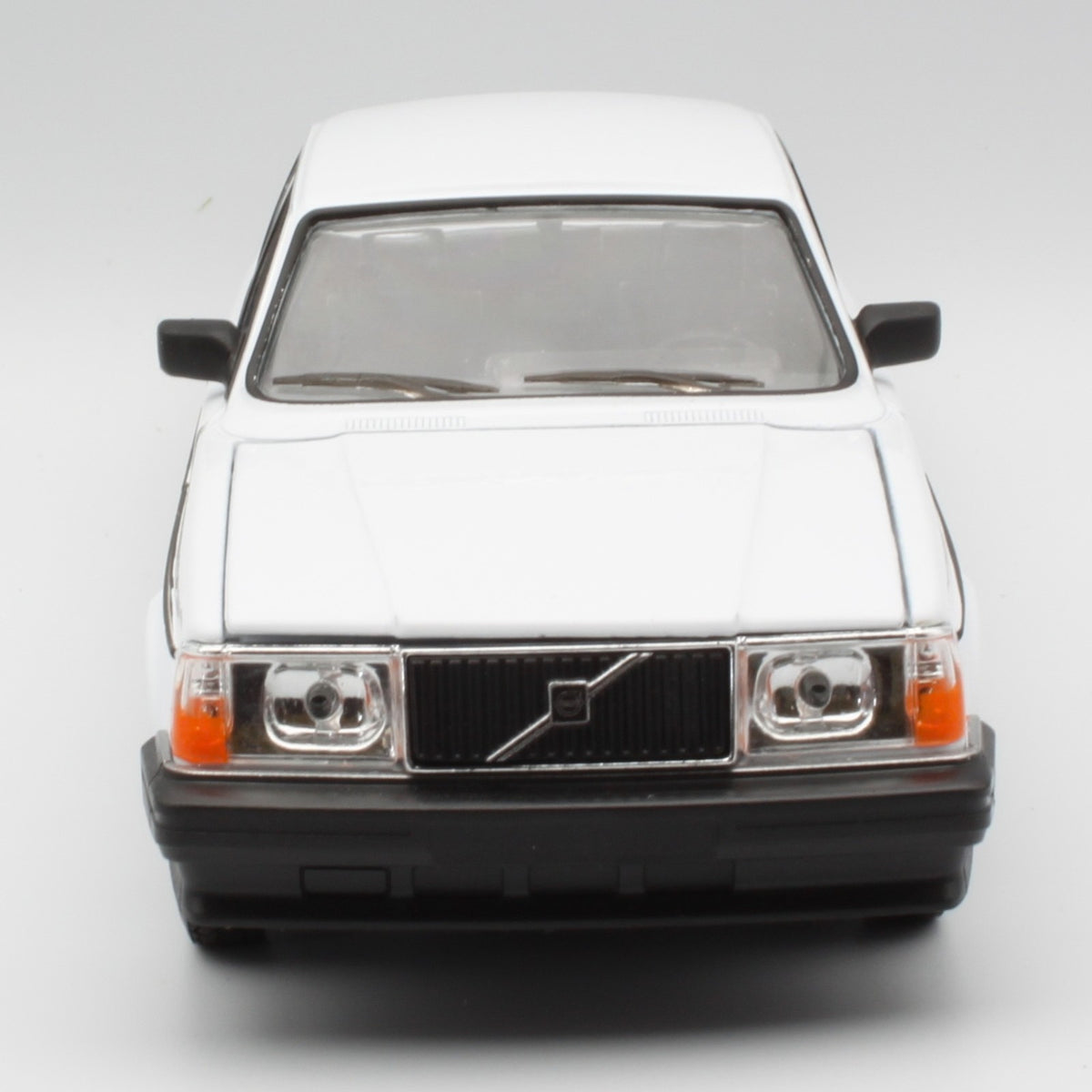 Volvo 240 GL in white