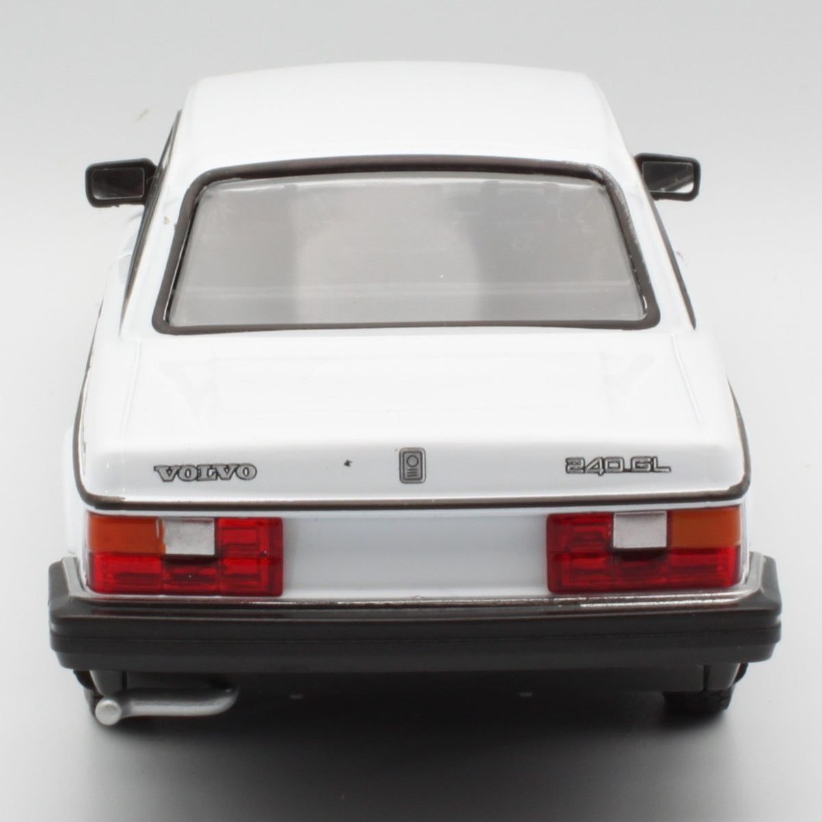 Volvo 240 GL in white