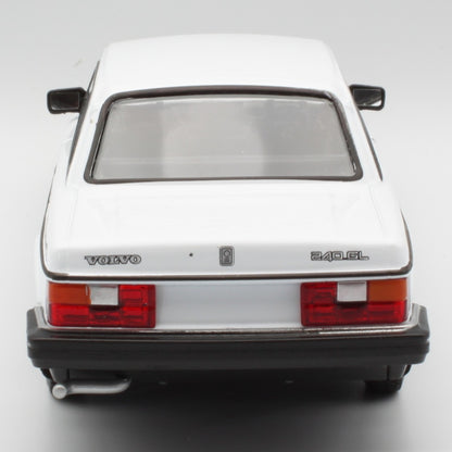 Volvo 240 GL in white