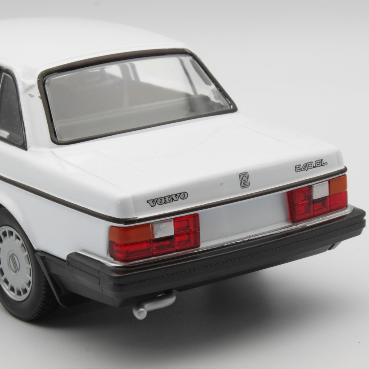 Volvo 240 GL in white